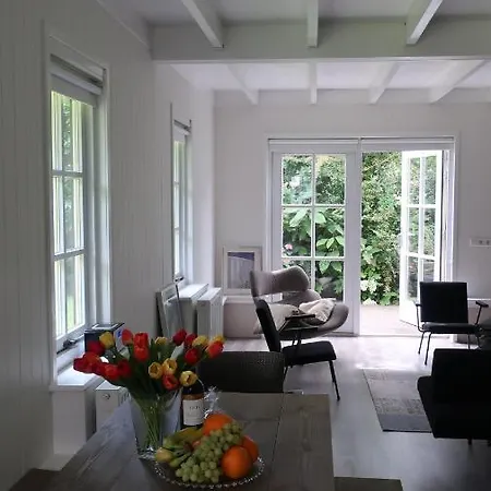 בית נופש Gina's Garden House *